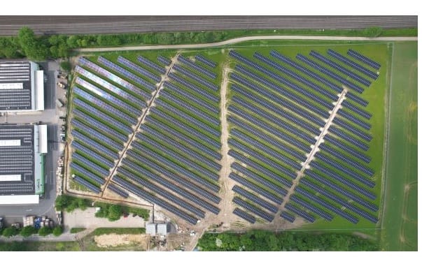 Aus der Vogelperspektive: Der Reflex-Hauptsitz in Ahlen deckt mit seiner neuen PV-Anlage etwa ein Drittel seines Energiebedarfs.