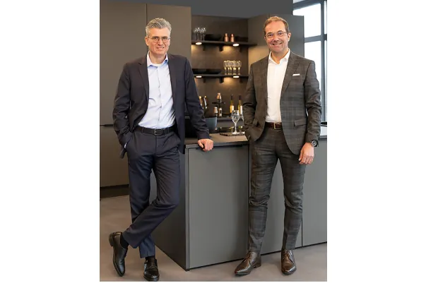 Die neue Gesch&auml;ftsf&uuml;hrung der Briloner M&ouml;bel Werke:Dr. Mehdi Al-Radhi und Stefan K&uuml;kenh&ouml;hner.