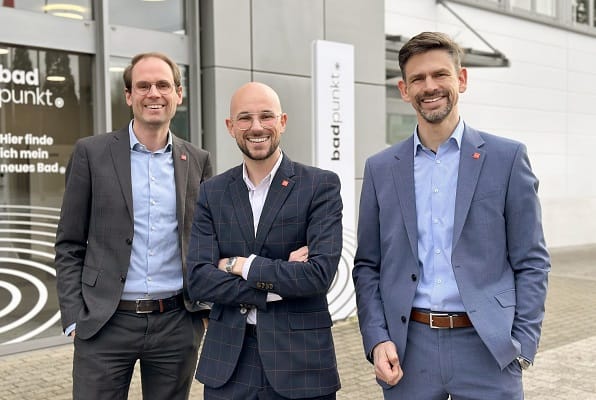 Marco Sinato (Mitte) mit den geschäftsführenden Geselschaftern Christoph Strack (l.) und Thorsten Lindhorst.