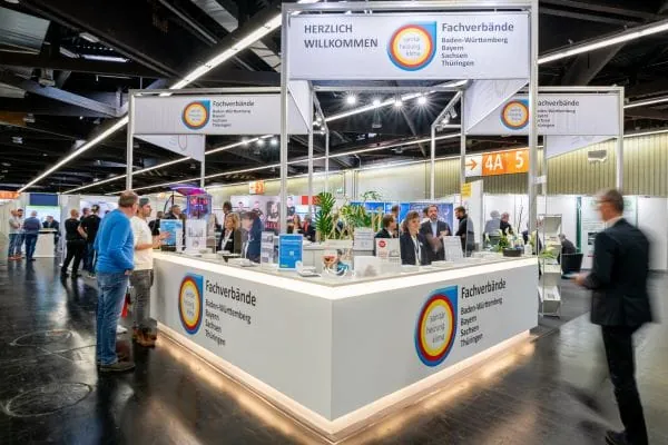 Am Messestand der Fachverbände werden individuelle Fragen beantwortet.