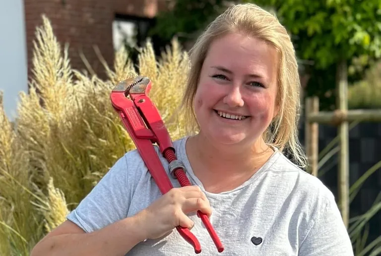 Hinter „lissyshandwerk“ steht eine starke SHK-Fachhandwerkerin: Melissa Stadali wirbt auf ihrem Instagram-Account für den Beruf als Anlagenmechanikerin SHK.
