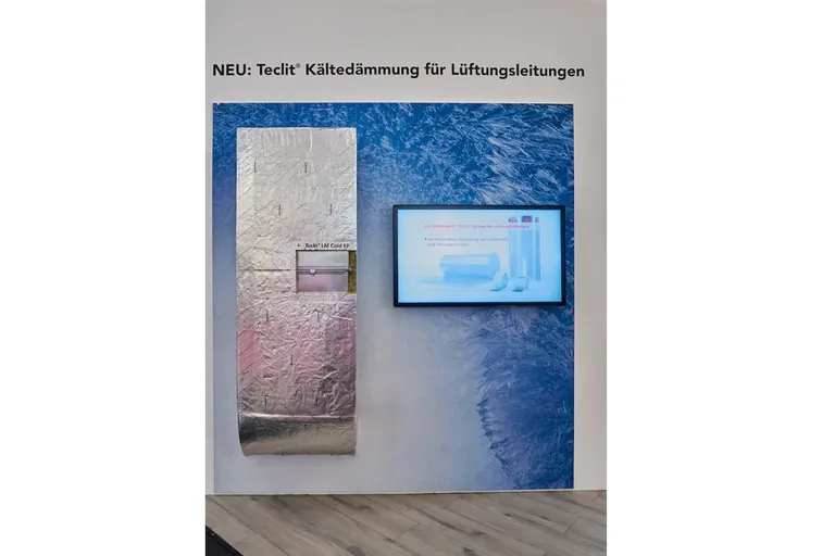 Die selbstklebende Lamellenmatte Teclit LM Cold EF wurde speziell f&uuml;r die Verarbeitung auf Stahlblechl&uuml;ftungsleitungen entwickelt. Einfach die Schutzfolie von der selbstklebenden Beschichtung auf der R&uuml;ckseite der Matte abziehen und D&auml;mmung auf dem Stahlblechkanal festdr&uuml;cken. Zur Arbeit mit Produkten des Teclit-D&auml;mmsystems und des Conlit-Brandschutzsystems beraten Mitarbeitende der Deutschen Rockwool auf der SHK+E in Essen.