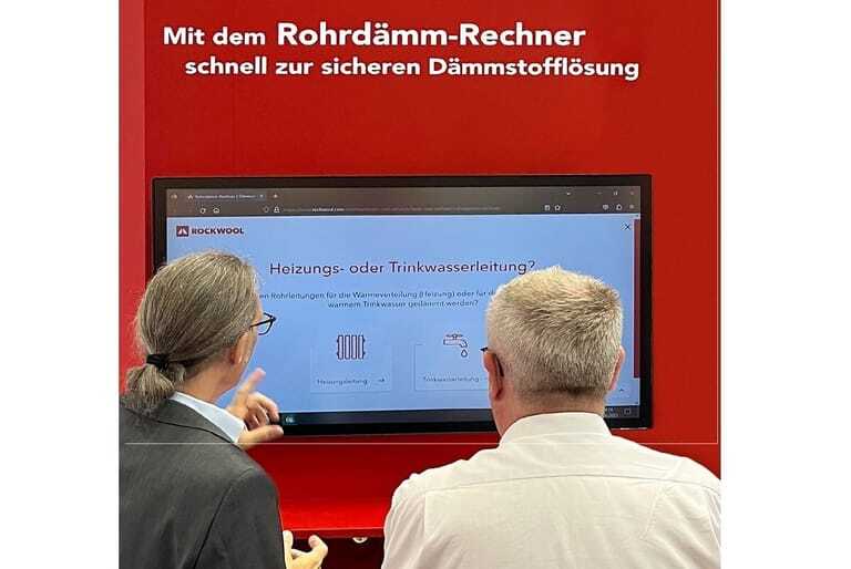 Der „Rohrdämm-Rechner“ erleichtert die Auswahl eines Steinwolle-Systems für die Isolierung warm- und kaltgehender Leitungen. Zu seiner Handhabung beraten Mitarbeitende der Deutschen Rockwool auf der SHK+E in Essen.