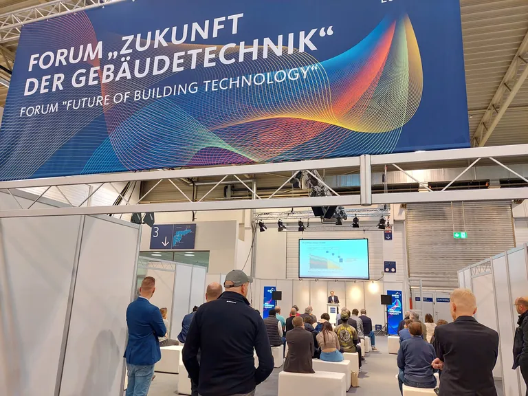 Im Rahmenprogramm wurden Fachvorträge gehalten, wie hier auf dem Forum „Zukunft der Gebäudetechnik“ in Halle 2.
