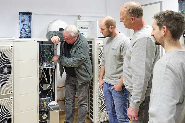 Rolf Schöll (zweiter von rechts) tut sich mit der Wärmepumpe noch schwer. Daher nimmt er nun mit zwei Mitarbeitern an der Schulung teil.