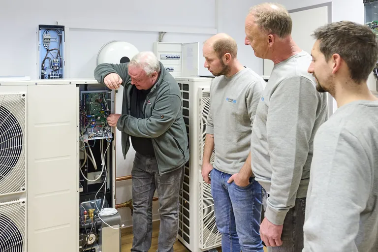 Rolf Sch&ouml;ll (zweiter von rechts) tut sich mit der W&auml;rmepumpe noch schwer. Daher nimmt er nun mit zwei Mitarbeitern an der Schulung teil.