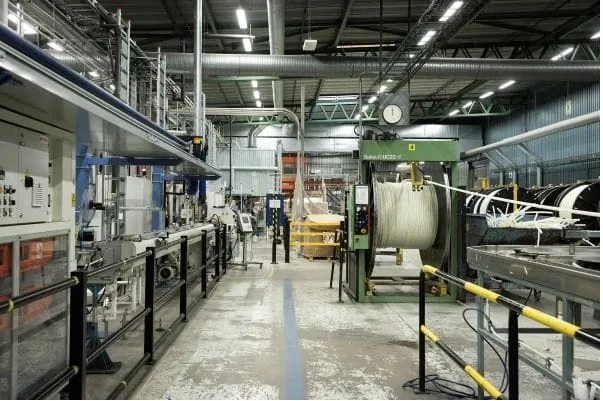 Blick in die Produktion im Werk Virsbo (Schweden): Hier entstehen PEX-Rohre. Der schwedische Uponor Standort ist nun vollständig klimaneutral.