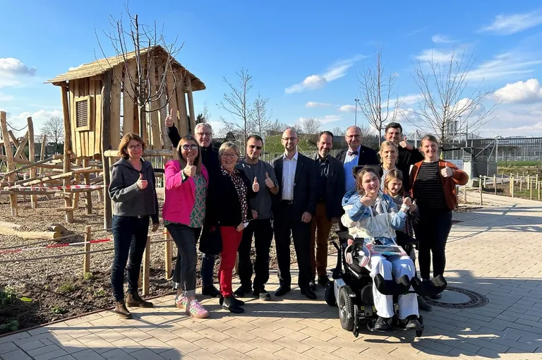 vrnl. Marie Wolf (F&ouml;rderverein f&uuml;r krebskranke Kinder), Ender Arslan, Ilka Seulen, Lenja Derichsweiler, Marie Justus (alle OSK), Dr. Ralf Heinen (K&ouml;lner B&uuml;rgermeister, SPD), Dr. Andreas Reimann (OSK-Gesch&auml;ftsf&uuml;hrer), Simon Goeden-Eicken (VdS-Bereichsleiter), Vito Riddersbusch (OSK), Marlene Mehrhar (F&ouml;rderverein f&uuml;r krebskranke Kinder), Ulrich Benz (w&uuml;nschdirwas e. V.), Petra Gast (wir f&uuml;r p&auml;nz e. V.), Diana Rosenfelder (Naturnahe Kita GbR) bei der offiziellen &Uuml;bergabe der diesj&auml;hrigen Spende von VdS.
