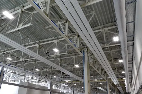 Hallenheizung mit Deckenstrahlplatten