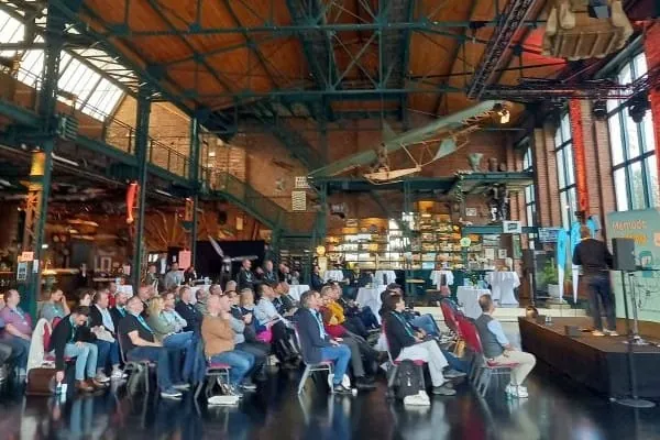 Teilnehmer von Vortrag auf St&uuml;hlen in Event-Halle