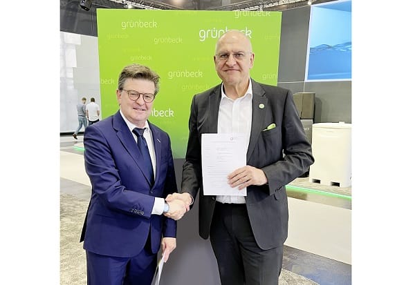 Vertragsunterschrift der HÜV 2.0: Helmut Bramann, Hauptgeschäftsführer ZVSHK, (l.) und Dr. Günter Stoll, Geschäftsführer Grünbeck.