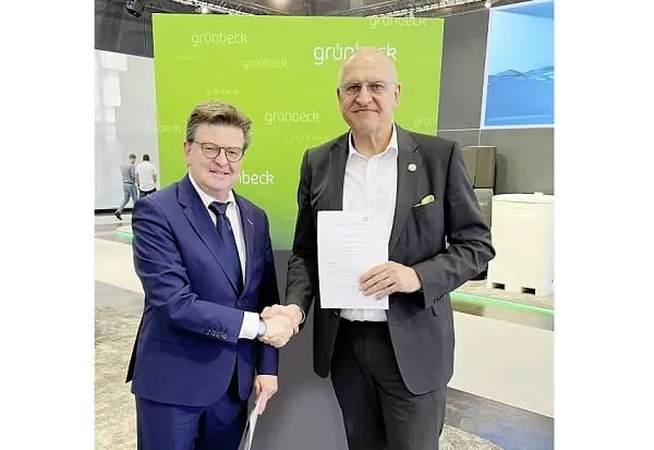 Vertragsunterschrift der H&Uuml;V 2.0: Helmut Bramann, Hauptgesch&auml;ftsf&uuml;hrer ZVSHK, (l.) und Dr. G&uuml;nter Stoll, Gesch&auml;ftsf&uuml;hrer Gr&uuml;nbeck.