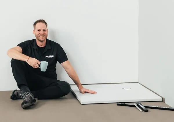 Mit der neuen Montage-Offensive stellt Kaldewei das Produkt-Paket aus der Duschfl&auml;che Kaldewei Superplan mit rutschhemmender Invisible-Grip-Oberfl&auml;che und dem vormontierten Wannentr&auml;ger extraflach vor.