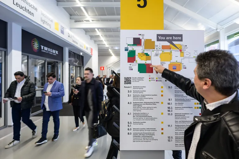 Die Aussteller pr&auml;sentierten ein breites Produktspektrum vom Lichtdesign &uuml;ber smarte Geb&auml;udetechnik bis hin zu Technologien f&uuml;r Energiemanagement und Ladestationen f&uuml;r Elektromobilit&auml;t sowie die elektrotechnische Infrastruktur.