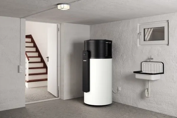 Warmwasser-W&auml;rmepumpe im Keller aufgstellt