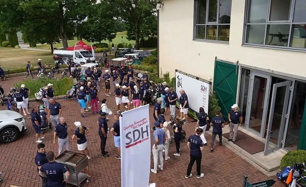 SDH, Milwaukee und Range Rover laden im Sommer 2024 zum Golfen für den guten Zweck ein.