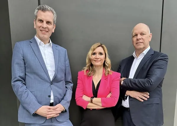 Dr. Laura Dorfer, Geschäftsführerin VDMA Sanitärtechnik und -design (Mitte) mit den Vorstandsmitgliedern Thilo Pahl von Bette (Vorsitzender, l.) und Dirk Gellisch von Viega.