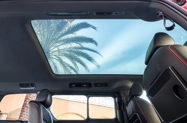 Nur der ID. Buzz GTX bekommt einen schwarzen Dachhimmel.