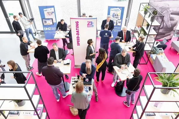 Die Speed-Dating-Area auf dem Kongress Zukunft Handwerk. Dort trafen einmal Handwerkspresse und einmal Influencer auf Besucher.