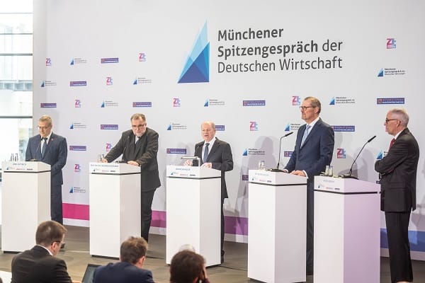 Pressebegegnung zum Münchener Spitzengespräch der Deutschen Wirtschaft auf der Side-Stage des Zukunft Handwerk Kongress 2024 im ICM mit v.l.: Jörg Dittrich, Präsident des Zentralverbandes des Deutschen Handwerks (ZDH), Siegfried Russwurm, Präsident des Bundesverbandes der Deutschen Industrie (BDI), Olaf Scholz, Bundeskanzler, Dr. Rainer Dulger, Präsident der Bundesvereinigung der Deutschen Arbeitgeberverbände (BDA) und Peter Adrian, Präsident der Deutschen Industrie- und Handelskammer (DIHK).