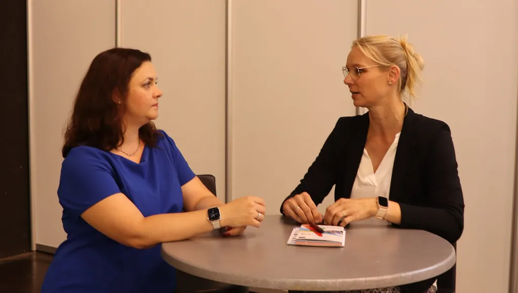 Zum Interview trafen sich Kathrin de Blois (links) und Si-Redakteurin Stefanie Schnippenk&ouml;tter.