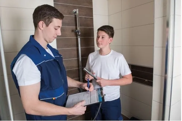 Passt der Beruf zu mir? Jugendliche sollten ein Sch&uuml;lerpraktikum nutzen, um die spannende Welt des Sanit&auml;r-, Heizungs- und Klimahandwerks kennenzulernen.