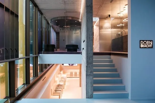 Direkter Blick auf die Spa-Neuheit Aquahalo im Eingangsbereich des Space of Discovery.