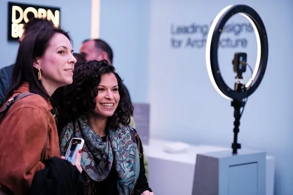 Unter dem Motto &bdquo;Follow Your Bliss&ldquo; konnten G&auml;ste im Rahmen der interaktiven Installation ein Video-Portrait von sich selbst erstellen, bei dem ein Filter ein Spiel aus Wasser und Licht erzeugt.