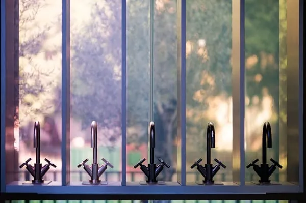 Tara von Dornbracht in unterschiedlichen Oberfl&auml;chen.