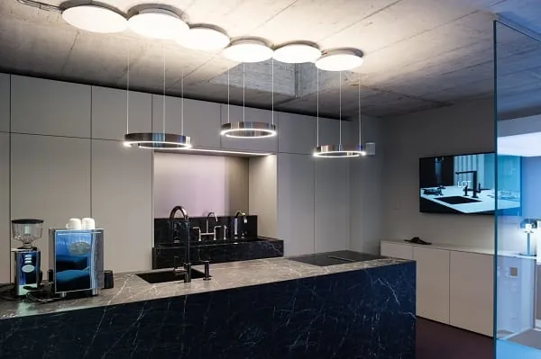 Im K&uuml;chenbereich harmonieren Produkte von Dornbracht, Gaggenau, Occhio und Poggenpohl miteinander.