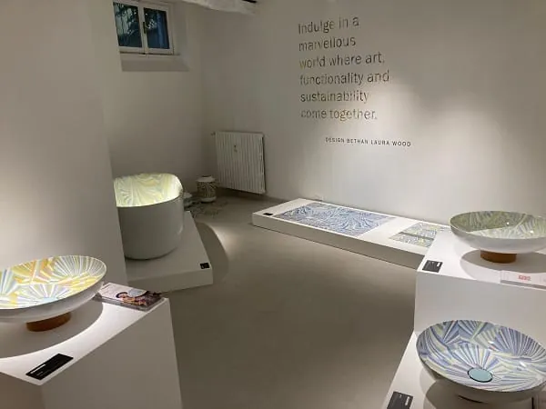 Badewanne, Duschfl&auml;che und Waschtisch der &bdquo;Avocado Dreams&ldquo;-Edition aus der Feder von Bethan Laura Wood.