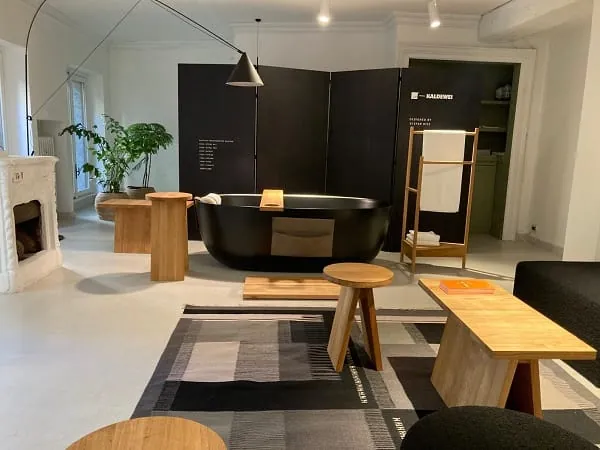 Die Badewanne Meisterst&uuml;ck Oyo Duo umringt von den M&ouml;beln der neuen Kollektion.