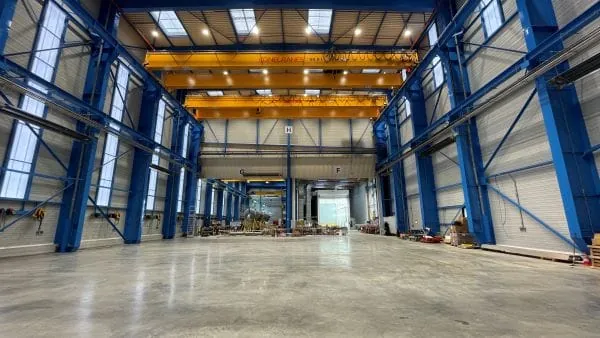 Eines der neuen Geb&auml;ude erstreckt sich &uuml;ber 1.000 Quadratmeter und dient ausschlie&szlig;lich der Montage von &bdquo;extragro&szlig;en&ldquo; W&auml;rmepumpen, die typischerweise in der Fernw&auml;rmeversorgung eingesetzt werden.