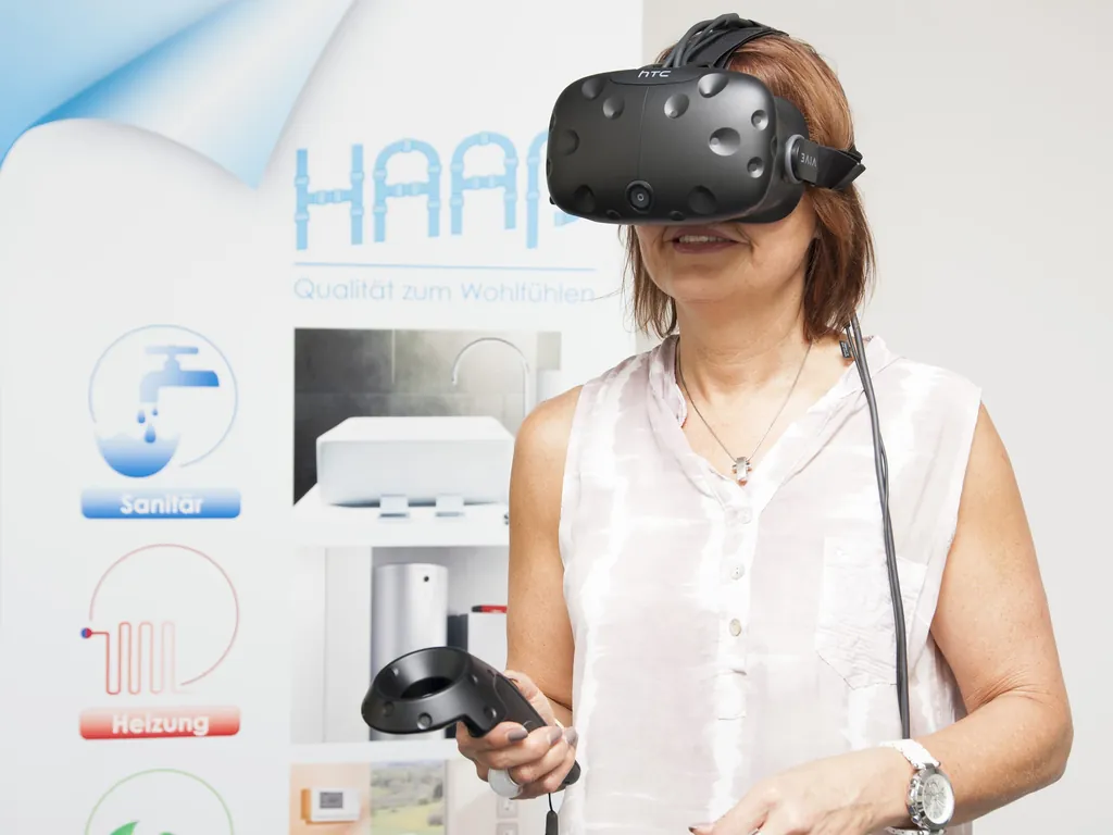 Mit der Virtual-Reality-Brille erlebt die Kundschaft noch vor dem Umbau, wie sie sich im neuen Bad f&uuml;hlen wird.