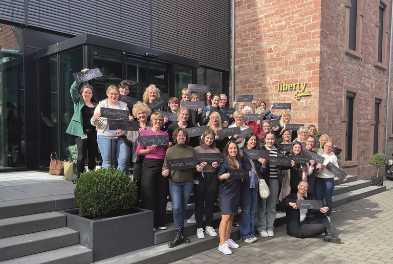 Starke Mannschaft, die den Weg f&uuml;r Ver&auml;nderungen in der Branche frei machen will: Die Teilnehmerinnen des perma-trade Seminars von Frauen f&uuml;r Frauen im SHK-Fachhandwerk vor dem &bdquo;Liberty&ldquo;-Hotel in Dortmund.