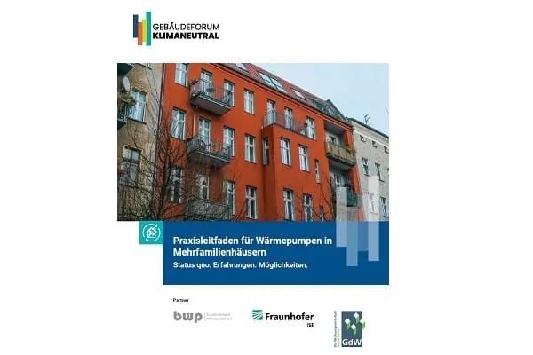 Cover des Praxisleitfaden mit abgebildeten &auml;lteren Mehrfamilienaus
