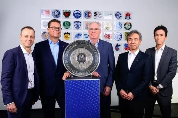 Frank Bohmann, Geschäftsführer der Handball-Bundesliga GmbH; Martin Krutz, Geschäftsführer der Daikin Airconditioning Germany GmbH; Uwe Schwenker, HBL-Präsident und Vizepräsident des Deutschen Handballbundes; Takayuki Kamekawa, Vice President DAIKIN Europe; Masaharu Tada, Geschäftsführer der Daikin Airconditioning Germany GmbH (v. l.).