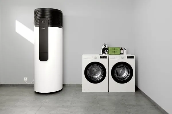 Warmwasser-W&auml;rmepumpe neben Waschmascine und Trockner in Kellerraum