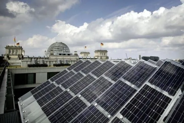 PV-Dach, im Hintergrund Reichstagskuppel