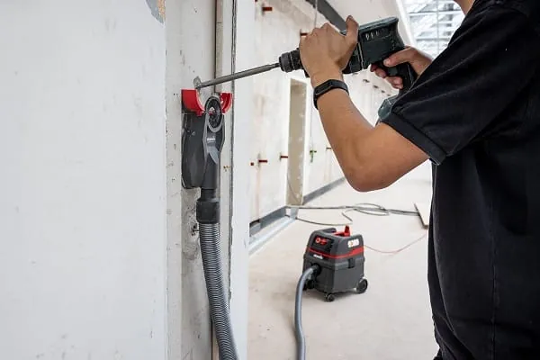 Der Bohrfixx 60 Plus verfügt über ausklappbare Auffangflügel, die den Absaugbereich vergrößern.