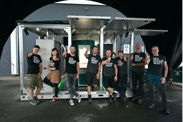 Thema Energie: Auf Dachs Performance Tour: Die SenerTec-Expertinnen und experten stellen die stromerzeugende Heizung vor.