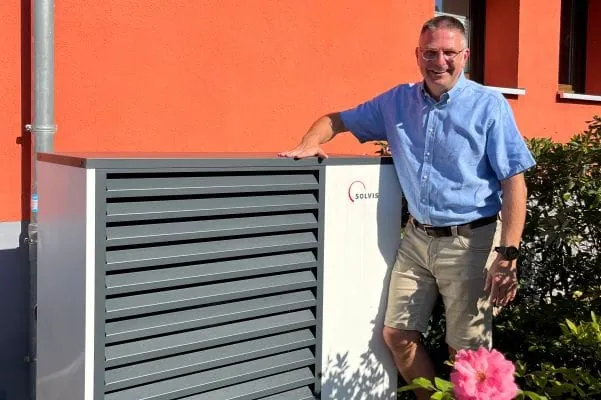 Community-Mitglied Lars vor seiner Monobloc-W&auml;rmepumpe