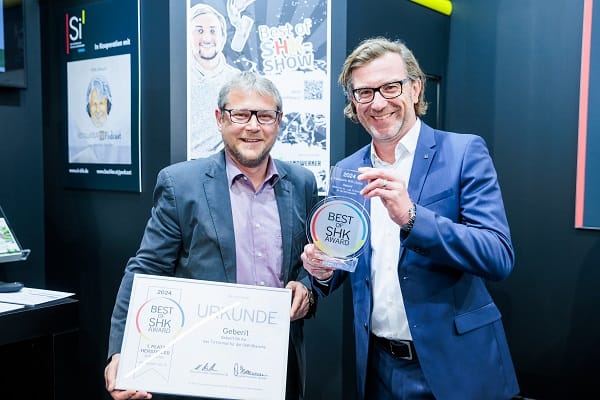 Geberit gewinnt den „Best of SHK Award 2024“ in der Kategorie B2B.Digital: Volker Röttger, Leiter Marketing und Kommunikation der Geberit Vertriebs GmbH, mit Si-Chefredakteur Maximilian Döller (v. r.).