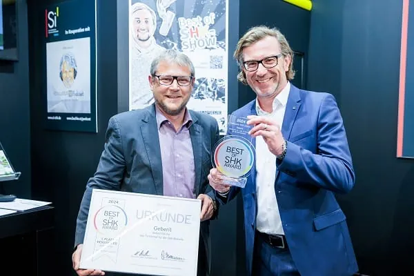 Geberit gewinnt den „Best of SHK Award 2024“ in der Kategorie B2B.Digital: Volker Röttger, Leiter Marketing und Kommunikation der Geberit Vertriebs GmbH, mit Si-Chefredakteur Maximilian Döller (v. r.).