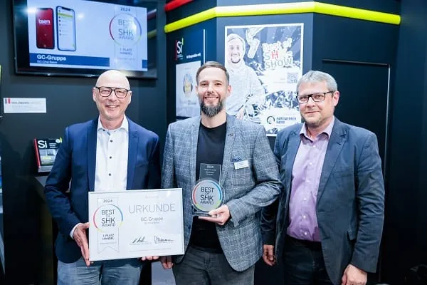 Die GC-Gruppe gewinnt den „Best of SHK Award 2024“ in der Kategorie Handel: Michael Kunkel, phG der Gienger & Funk KG; Benjamin Asche, Produktverantwortlicher der GC-Gruppe für Beem, und Si-Chefredakteur Maximilian Döller (v. l.).