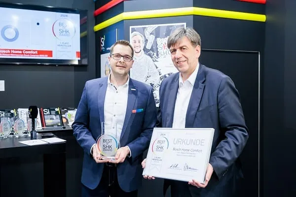 Bosch Home Comfort gewinnt den „Best of SHK Award 2024“ in der Kategorie Heizung: Tino Hirsch, Vertriebsleiter Bosch Home Comfort Deutschland, mit Jan Peter Kruse, Verlagsleiter Anzeigen, Vertrieb und Marketing sowie Mitglied der Geschäftsleitung bei Holzmann Medien (v. l.).