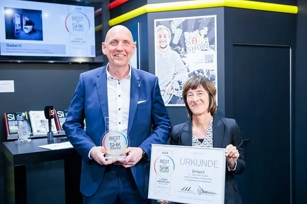 Geberit gewinnt den „Best of SHK Award 2024“ in der Kategorie Installation: Michael Schröder, Leiter Produktmanagement Installations- und Badezimmersysteme bei der Geberit Vertriebs GmbH, mit Si-Anzeigenleiterin Christine Keller.