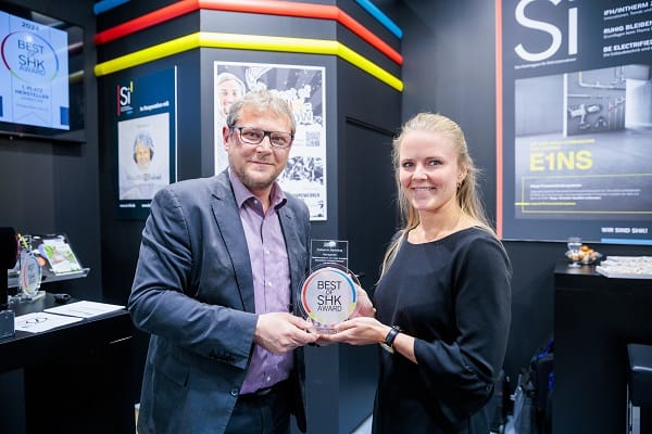 Hansgrohe gewinnt den „Best of SHK Award 2024“ in der Kategorie Marketing: Linda Auinger, Leitung Marketing und Mitglied der Geschäftsleitung der Hansgrohe Deutschland Vertriebs GmbH, mit Si-Chefredakteur Maximilian Döller.