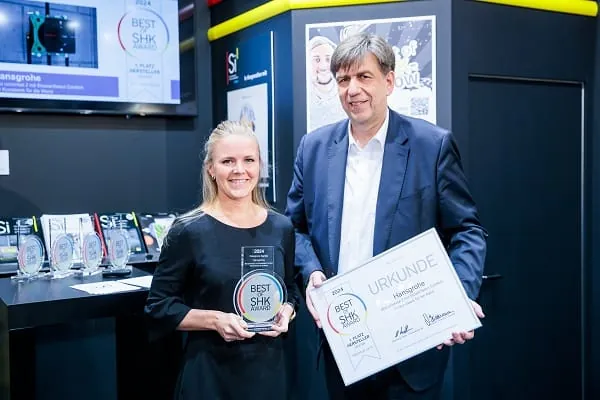 Hansgrohe gewinnt den „Best of SHK Award 2024“ in der Kategorie Sanitär: Linda Auinger, Leitung Marketing und Mitglied der Geschäftsleitung der Hansgrohe Deutschland Vertriebs GmbH, mit Jan Peter Kruse, Verlagsleiter Anzeigen, Vertrieb und Marketing sowie Mitglied der Geschäftsleitung bei Holzmann Medien.