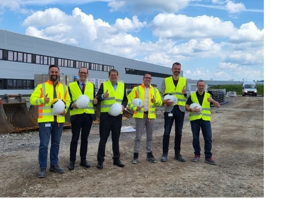 Freuen sich über den Baufortschritt: Christian Gies (Leiter Facility Management/Jumo), Stadtbaurat Daniel Schreiner, Fuldas Oberbürgermeister Dr. Heiko Wingenfeld, Jumo-Geschäftsführer Dr. Steffen Hoßfeld, Jumo-Projektleiter Stefan Reith und Dr. Michael Schwander (Leiter Produktion Temperatursensortechnik/Jumo (v. l.).